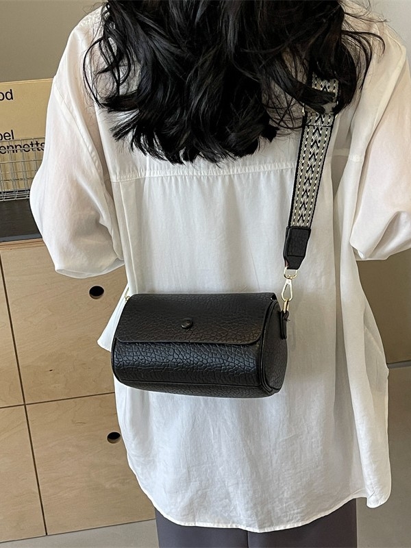 Cilindrična crossbody torba, PU materijal, podstava od poliestera, unutarnji džep sa zatvaračem, zatvarač s poklopcem, jedna naramenica