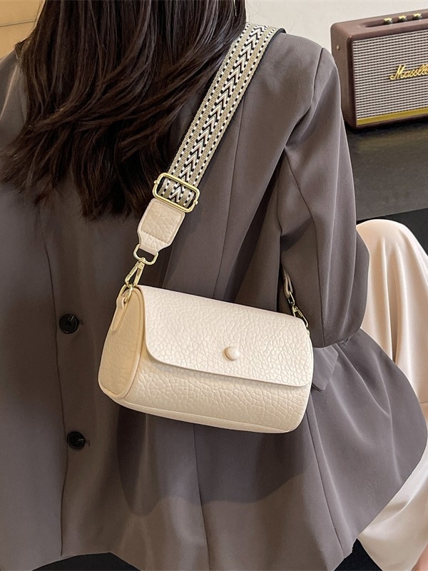 Cilindrična crossbody torba, PU materijal, podstava od poliestera, unutarnji džep sa zatvaračem, zatvarač s poklopcem, jedna naramenica