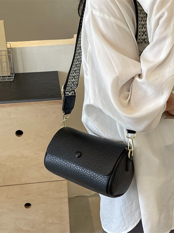Cilindrična crossbody torba, PU materijal, podstava od poliestera, unutarnji džep sa zatvaračem, zatvarač s poklopcem, jedna naramenica