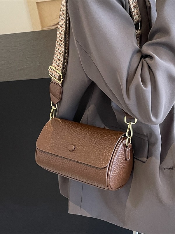 Cilindrična crossbody torba, PU materijal, podstava od poliestera, unutarnji džep sa zatvaračem, zatvarač s poklopcem, jedna naramenica