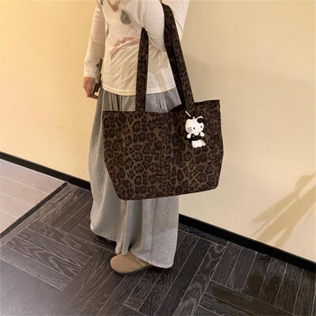Torba preko ramena tip tote, leopard uzorak, gradski minimalistički stil, poliester materijal, vodoravni kvadratni oblik, unutarnja kapsa sa zipom