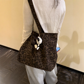 Torba preko ramena tip tote, leopard uzorak, gradski minimalistički stil, poliester materijal, vodoravni kvadratni oblik, unutarnja kapsa sa zipom