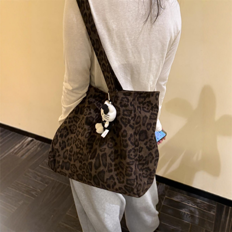 Torba preko ramena tip tote, leopard uzorak, gradski minimalistički stil, poliester materijal, vodoravni kvadratni oblik, unutarnja kapsa sa zipom