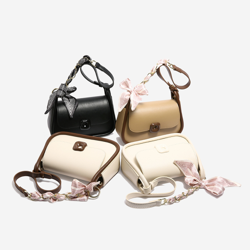 Ženska crossbody torbica u gradskom minimalističkom stilu, PU materijal, horizontalno kvadratičnog oblika, magnetsko zatvaranje, jednostruka naramenica, unutarnja organizacija: džep sa zipom i džep za telefon
