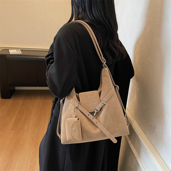 Bőr Tote crossbody táska, függőleges négyzetes alak, kapucsukásos zárás, belső zsebek telefonhoz és dokumentumokhoz