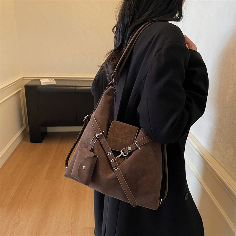 Bőr Tote crossbody táska, függőleges négyzetes alak, kapucsukásos zárás, belső zsebek telefonhoz és dokumentumokhoz