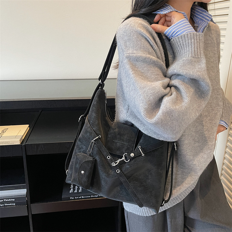 Bőr Tote crossbody táska, függőleges négyzetes alak, kapucsukásos zárás, belső zsebek telefonhoz és dokumentumokhoz