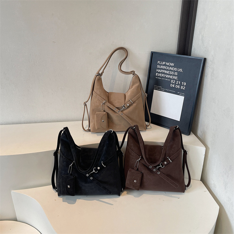 Bőr Tote crossbody táska, függőleges négyzetes alak, kapucsukásos zárás, belső zsebek telefonhoz és dokumentumokhoz