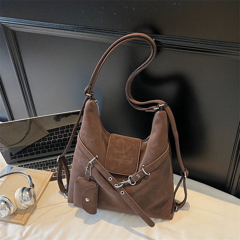 Bőr Tote crossbody táska, függőleges négyzetes alak, kapucsukásos zárás, belső zsebek telefonhoz és dokumentumokhoz