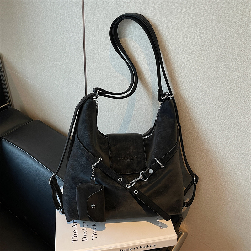 Bőr Tote crossbody táska, függőleges négyzetes alak, kapucsukásos zárás, belső zsebek telefonhoz és dokumentumokhoz