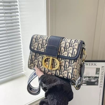 Ženska ukrasna crossbody torba s kvadratnim oblikom, PU materijal, zatvaranje kapicom, džep za telefon, podstava od poliestera