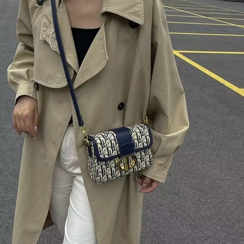 Ženska ukrasna crossbody torba s kvadratnim oblikom, PU materijal, zatvaranje kapicom, džep za telefon, podstava od poliestera