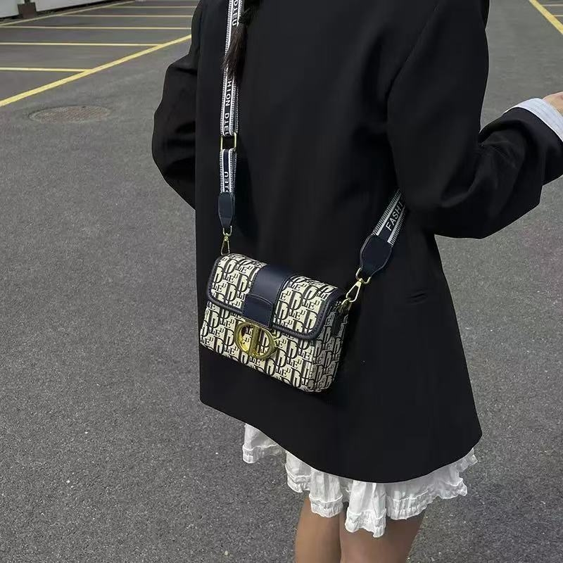 Ženska ukrasna crossbody torba s kvadratnim oblikom, PU materijal, zatvaranje kapicom, džep za telefon, podstava od poliestera