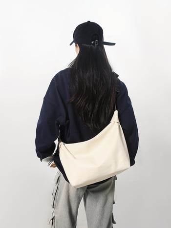 Torba preko tijela velike kapacitete od PU materijala, horizontalan kvadratnog oblika, zatvaranje na zip, podstava od poliestera, jedna naramenica, za svakodnevnu upotrebu