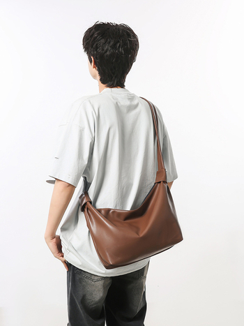 Torba preko tijela velike kapacitete od PU materijala, horizontalan kvadratnog oblika, zatvaranje na zip, podstava od poliestera, jedna naramenica, za svakodnevnu upotrebu