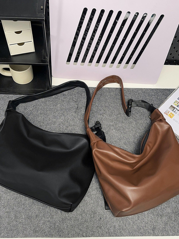 Torba preko tijela velike kapacitete od PU materijala, horizontalan kvadratnog oblika, zatvaranje na zip, podstava od poliestera, jedna naramenica, za svakodnevnu upotrebu