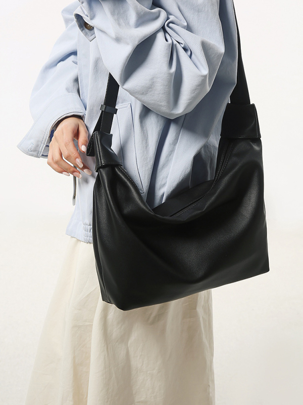 Torba preko tijela velike kapacitete od PU materijala, horizontalan kvadratnog oblika, zatvaranje na zip, podstava od poliestera, jedna naramenica, za svakodnevnu upotrebu