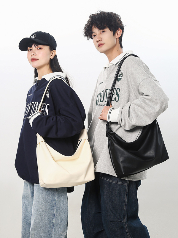 Torba preko tijela velike kapacitete od PU materijala, horizontalan kvadratnog oblika, zatvaranje na zip, podstava od poliestera, jedna naramenica, za svakodnevnu upotrebu