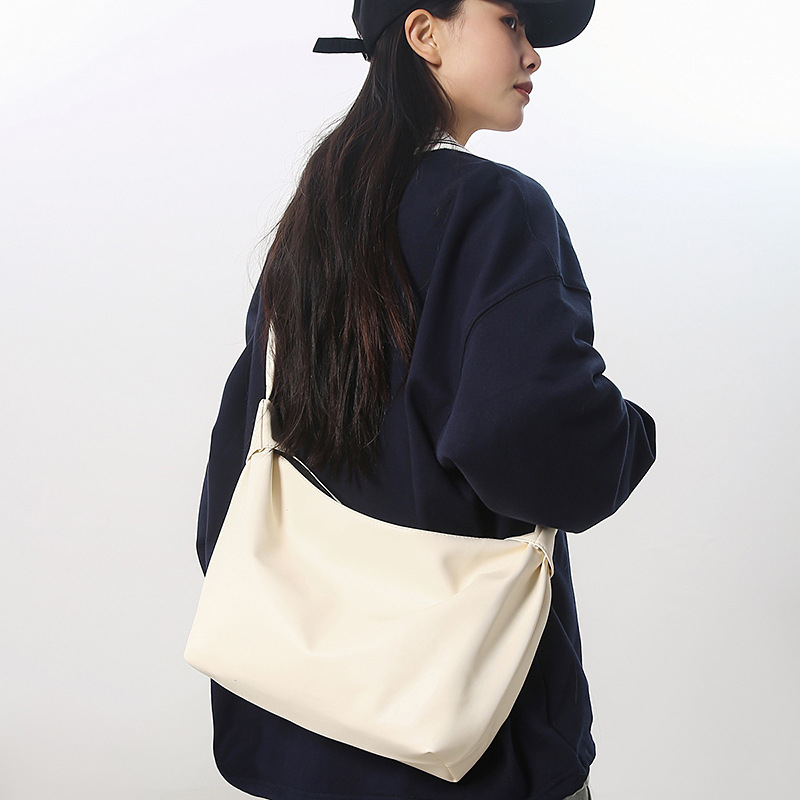 Torba preko tijela velike kapacitete od PU materijala, horizontalan kvadratnog oblika, zatvaranje na zip, podstava od poliestera, jedna naramenica, za svakodnevnu upotrebu