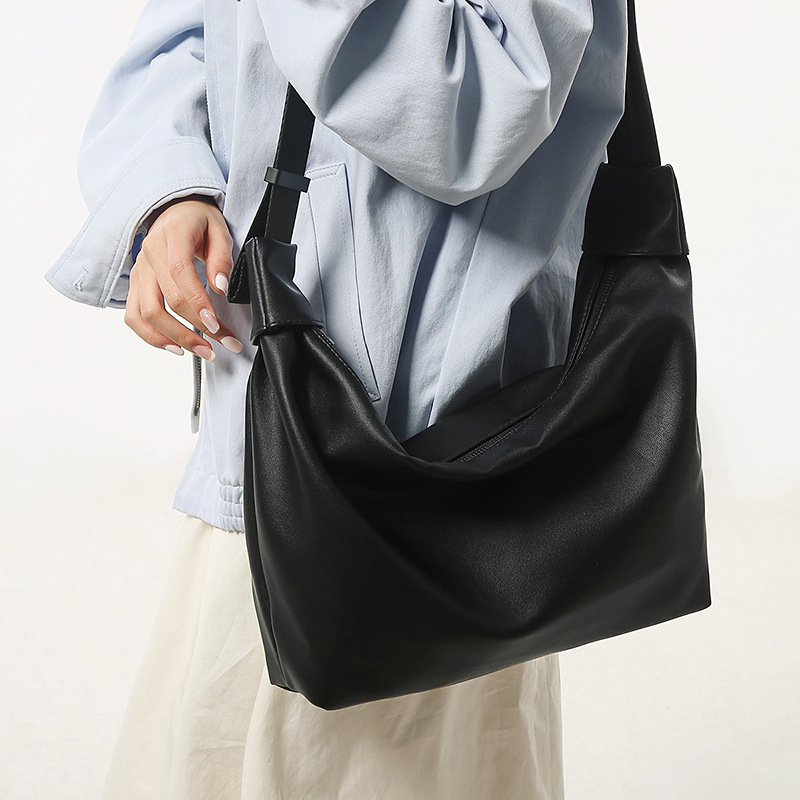 Torba preko tijela velike kapacitete od PU materijala, horizontalan kvadratnog oblika, zatvaranje na zip, podstava od poliestera, jedna naramenica, za svakodnevnu upotrebu