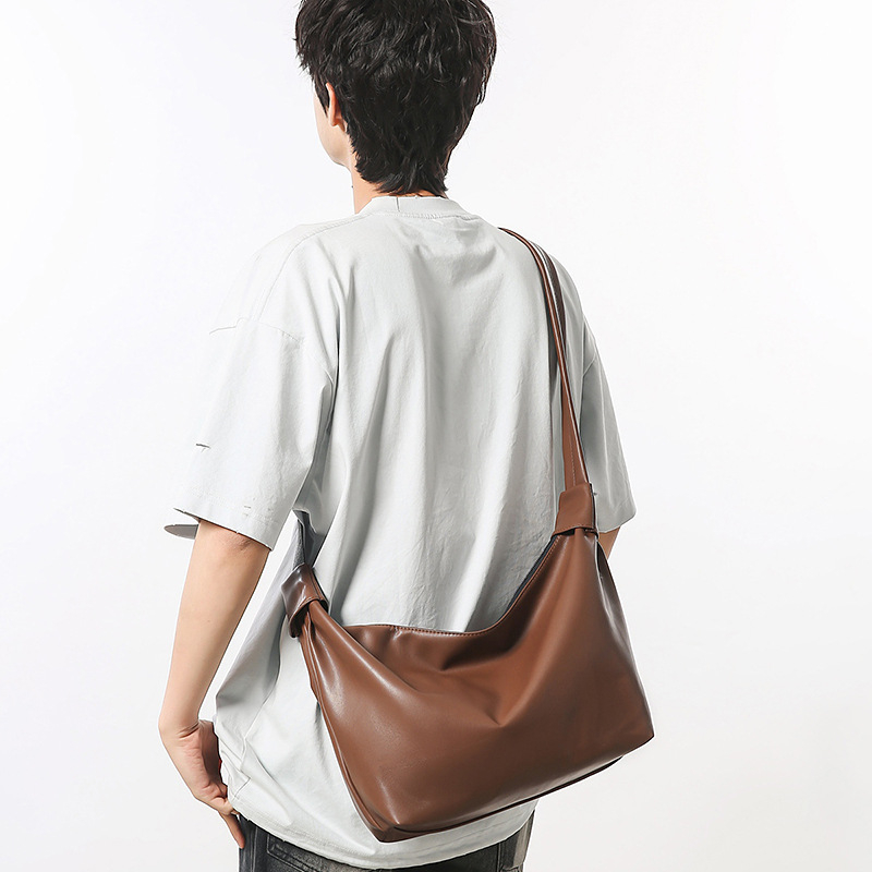 Torba preko tijela velike kapacitete od PU materijala, horizontalan kvadratnog oblika, zatvaranje na zip, podstava od poliestera, jedna naramenica, za svakodnevnu upotrebu