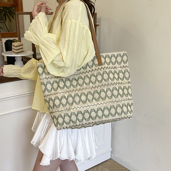 Torba za ramena od slame s prorezanim uzorkom, horizontalni kvadratni oblik, zatvaranje na zip, podstava od poliestera, dvostruke naramenice