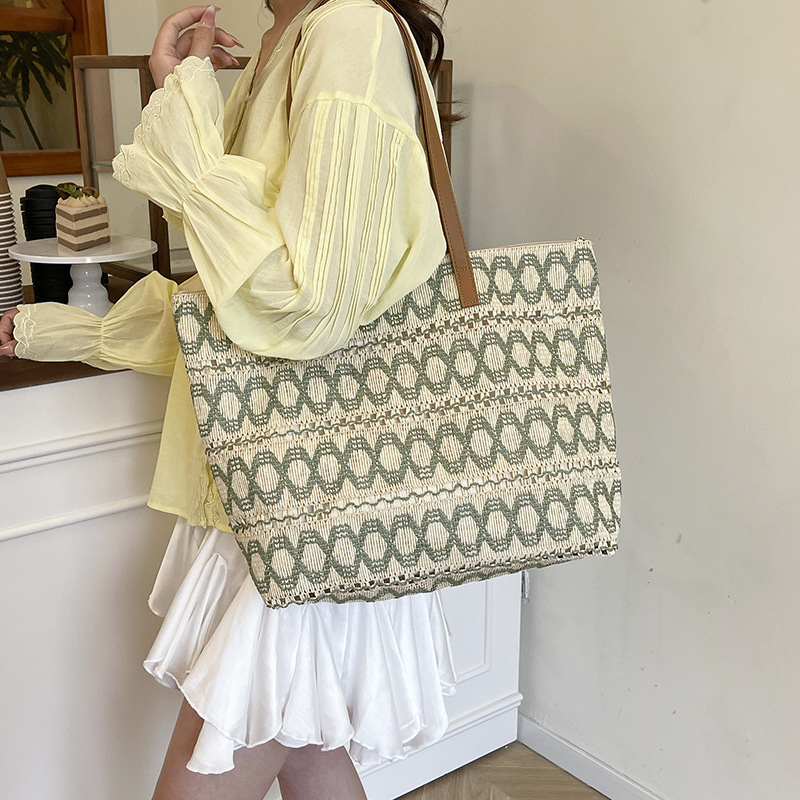 Torba za ramena od slame s prorezanim uzorkom, horizontalni kvadratni oblik, zatvaranje na zip, podstava od poliestera, dvostruke naramenice