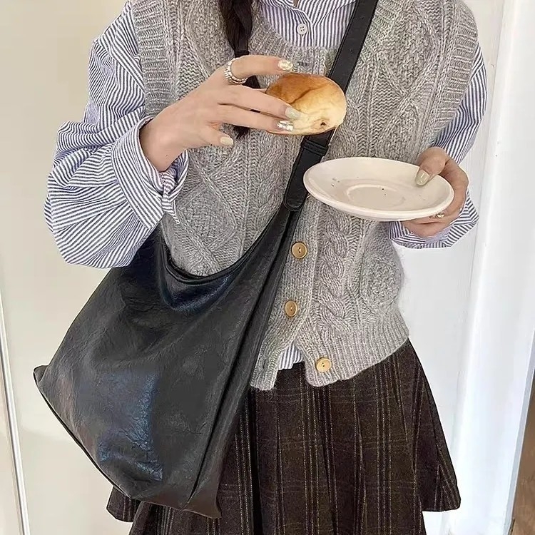 Crossbody torba od PU kože, podstava od sintetičke kože, magnetsko zatvaranje, džep za telefon, vodoravnog kvadratnog oblika