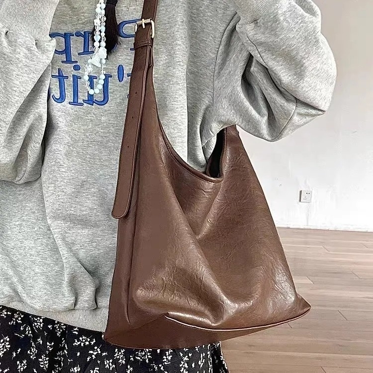 Crossbody torba od PU kože, podstava od sintetičke kože, magnetsko zatvaranje, džep za telefon, vodoravnog kvadratnog oblika