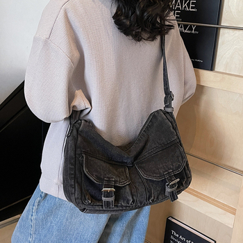 Τσάντα denim μοτοσικλέτας για καθημερινή χρήση, στυλ street fashion, οριζόντιο τετράγωνο σχήμα, άνοιγμα με φερμουάρ, επένδυση πολυεστέρα, εσωτερικό τσεπάκι με φερμουάρ και τσέπη για κινητό, μία ιμάντας