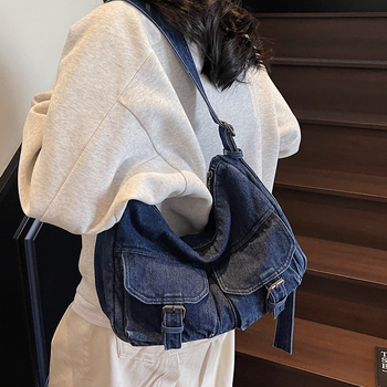 Τσάντα denim μοτοσικλέτας για καθημερινή χρήση, στυλ street fashion, οριζόντιο τετράγωνο σχήμα, άνοιγμα με φερμουάρ, επένδυση πολυεστέρα, εσωτερικό τσεπάκι με φερμουάρ και τσέπη για κινητό, μία ιμάντας