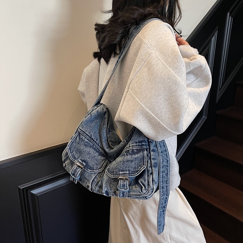 Τσάντα denim μοτοσικλέτας για καθημερινή χρήση, στυλ street fashion, οριζόντιο τετράγωνο σχήμα, άνοιγμα με φερμουάρ, επένδυση πολυεστέρα, εσωτερικό τσεπάκι με φερμουάρ και τσέπη για κινητό, μία ιμάντας