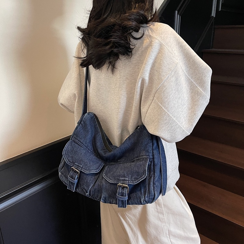 Τσάντα denim μοτοσικλέτας για καθημερινή χρήση, στυλ street fashion, οριζόντιο τετράγωνο σχήμα, άνοιγμα με φερμουάρ, επένδυση πολυεστέρα, εσωτερικό τσεπάκι με φερμουάρ και τσέπη για κινητό, μία ιμάντας