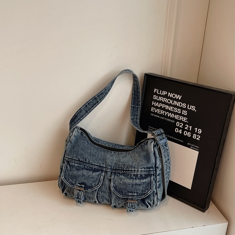 Τσάντα denim μοτοσικλέτας για καθημερινή χρήση, στυλ street fashion, οριζόντιο τετράγωνο σχήμα, άνοιγμα με φερμουάρ, επένδυση πολυεστέρα, εσωτερικό τσεπάκι με φερμουάρ και τσέπη για κινητό, μία ιμάντας