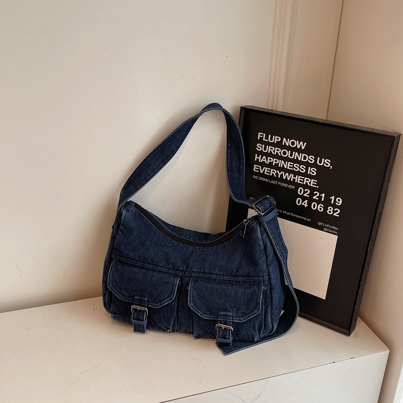 Τσάντα denim μοτοσικλέτας για καθημερινή χρήση, στυλ street fashion, οριζόντιο τετράγωνο σχήμα, άνοιγμα με φερμουάρ, επένδυση πολυεστέρα, εσωτερικό τσεπάκι με φερμουάρ και τσέπη για κινητό, μία ιμάντας