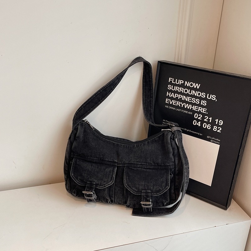 Τσάντα denim μοτοσικλέτας για καθημερινή χρήση, στυλ street fashion, οριζόντιο τετράγωνο σχήμα, άνοιγμα με φερμουάρ, επένδυση πολυεστέρα, εσωτερικό τσεπάκι με φερμουάρ και τσέπη για κινητό, μία ιμάντας