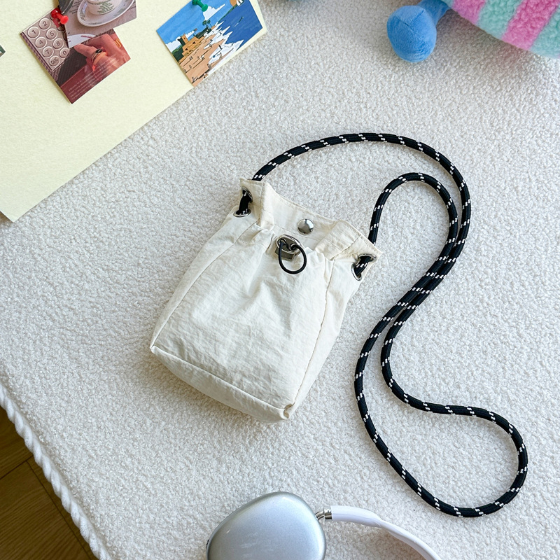Torba za telefon preko ramena - gradski minimalistički stil, najlon, vertikalni kvadratni oblik, zatvaranje špagom, poliester podstava, s jednom naramenicom