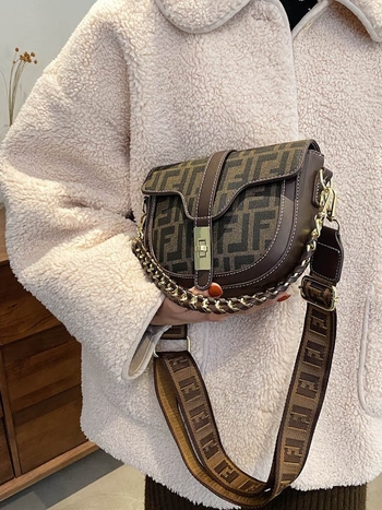 PU bőrből készült saddle táska fedéllel, vízszintes négyszög alak, zárófedél, poliészter bélés, kemény szerkezet, egy vállpánt, mindennapi használatra, 2022 nyár