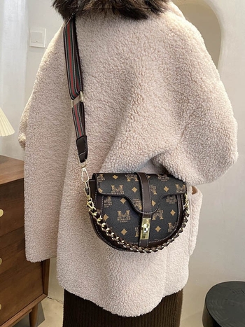 PU bőrből készült saddle táska fedéllel, vízszintes négyszög alak, zárófedél, poliészter bélés, kemény szerkezet, egy vállpánt, mindennapi használatra, 2022 nyár