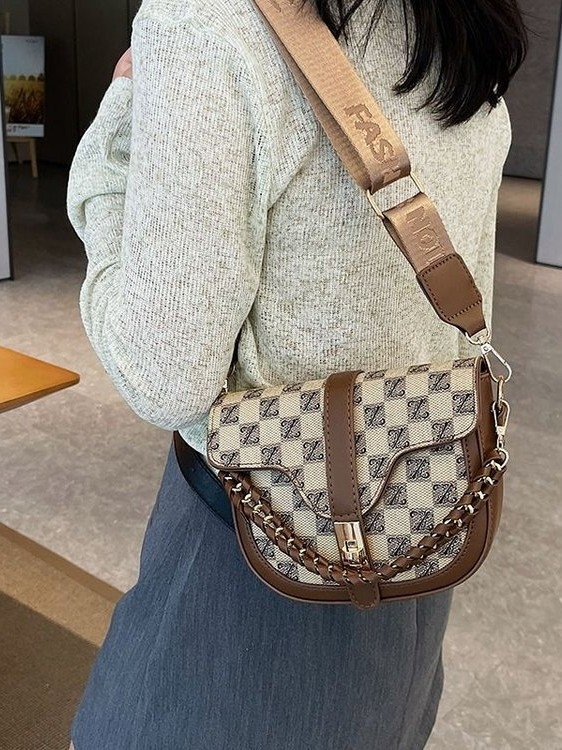 PU bőrből készült saddle táska fedéllel, vízszintes négyszög alak, zárófedél, poliészter bélés, kemény szerkezet, egy vállpánt, mindennapi használatra, 2022 nyár