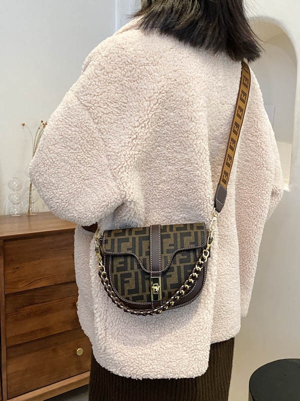 PU bőrből készült saddle táska fedéllel, vízszintes négyszög alak, zárófedél, poliészter bélés, kemény szerkezet, egy vállpánt, mindennapi használatra, 2022 nyár