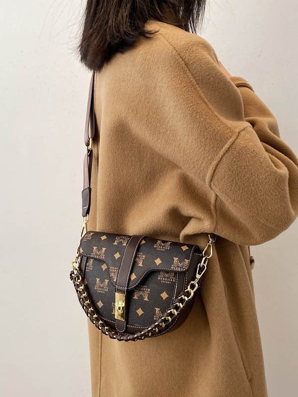 PU bőrből készült saddle táska fedéllel, vízszintes négyszög alak, zárófedél, poliészter bélés, kemény szerkezet, egy vállpánt, mindennapi használatra, 2022 nyár