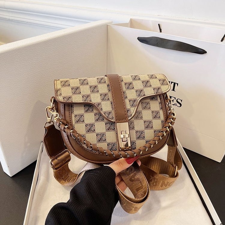 PU bőrből készült saddle táska fedéllel, vízszintes négyszög alak, zárófedél, poliészter bélés, kemény szerkezet, egy vállpánt, mindennapi használatra, 2022 nyár