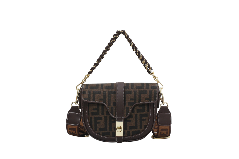 PU bőrből készült saddle táska fedéllel, vízszintes négyszög alak, zárófedél, poliészter bélés, kemény szerkezet, egy vállpánt, mindennapi használatra, 2022 nyár