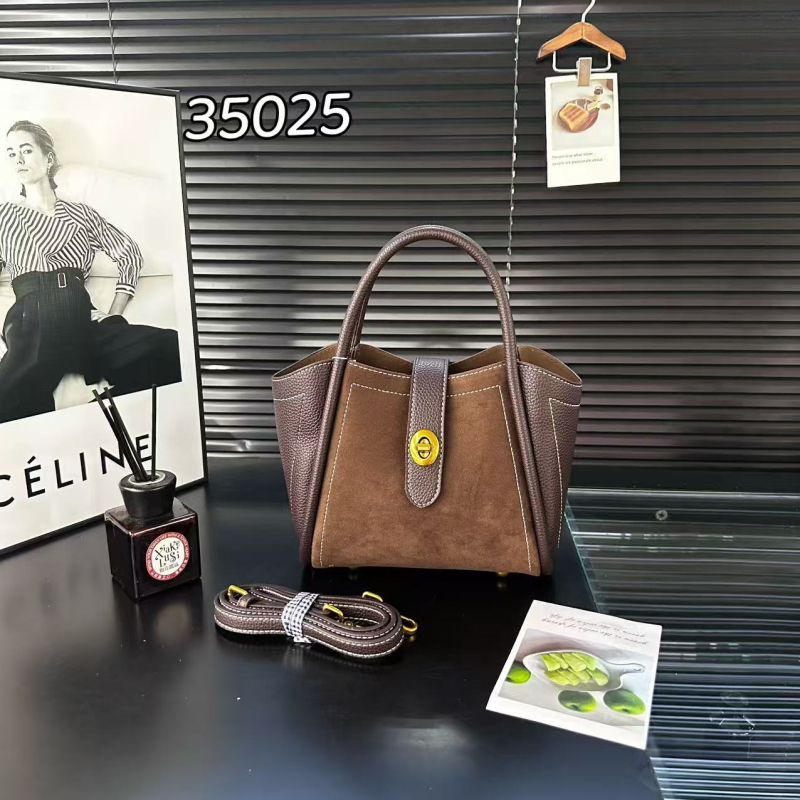 Velúr anyagú váll- és keresztpántos táska, városi minimalist stílus, horizontális négyzet alakú forma, cipzáras zárás.