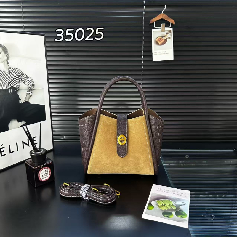 Velúr anyagú váll- és keresztpántos táska, városi minimalist stílus, horizontális négyzet alakú forma, cipzáras zárás.