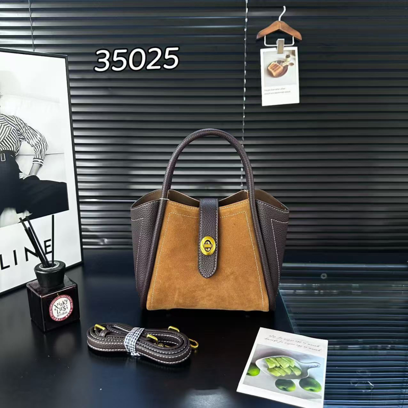 Velúr anyagú váll- és keresztpántos táska, városi minimalist stílus, horizontális négyzet alakú forma, cipzáras zárás.