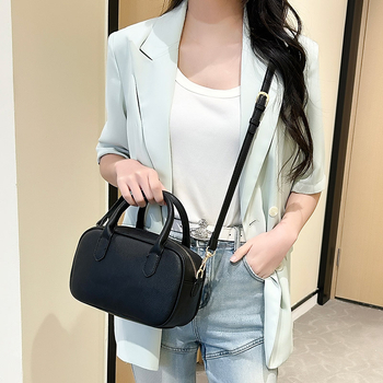 Ženska crossbody torba — PU materijal; zatvaranje na zip; jastukasti oblik; trodimenzionalni vanjski dio; poliester podstava; retro stil; velik kapacitet