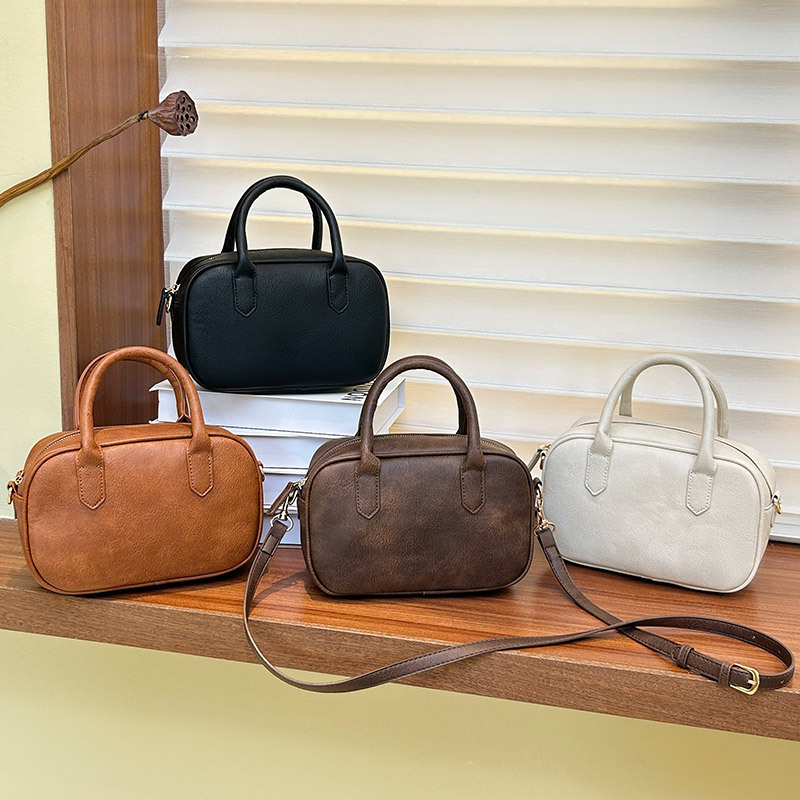 Ženska crossbody torba — PU materijal; zatvaranje na zip; jastukasti oblik; trodimenzionalni vanjski dio; poliester podstava; retro stil; velik kapacitet