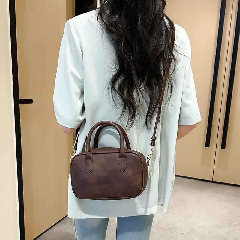 Ženska crossbody torba — PU materijal; zatvaranje na zip; jastukasti oblik; trodimenzionalni vanjski dio; poliester podstava; retro stil; velik kapacitet